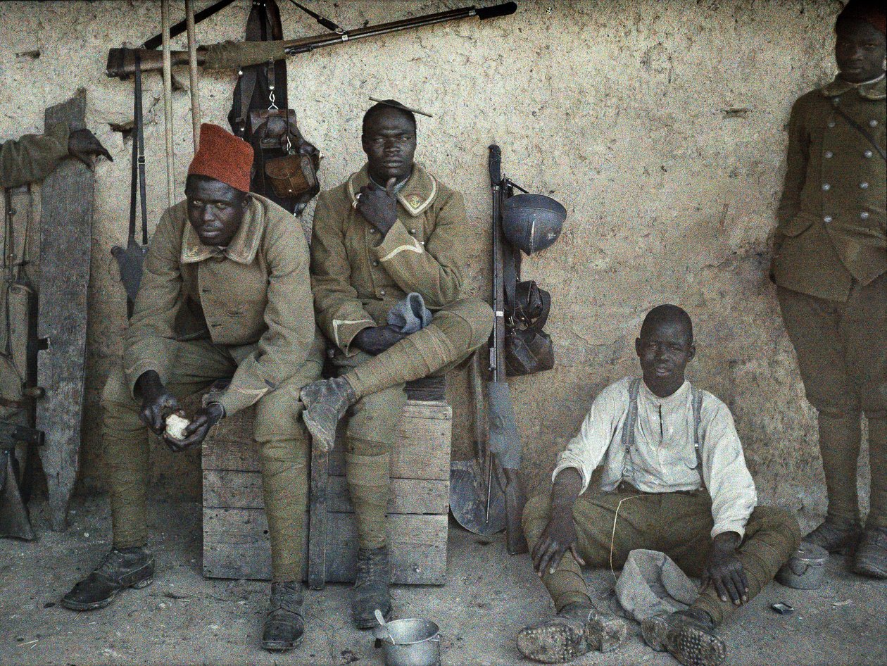 Senegalští vojáci sloužící ve francouzské armádě jako pěšáci odpočívající v místnosti se zbraněmi a vybavením, Saint-Ulrich, department Haut-Rhin, Alsasko, Francie, 16. června 1917 (autochrom) od Paul Castelnau