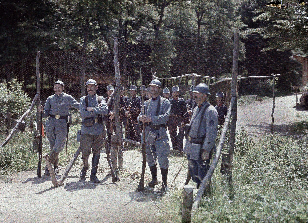 Hranice mezi Švýcarskem a Francií v obci Pfetterhouse, department Haut-Rhin, Alsasko, Francie, 19. června 1917 (autochrom) od Paul Castelnau