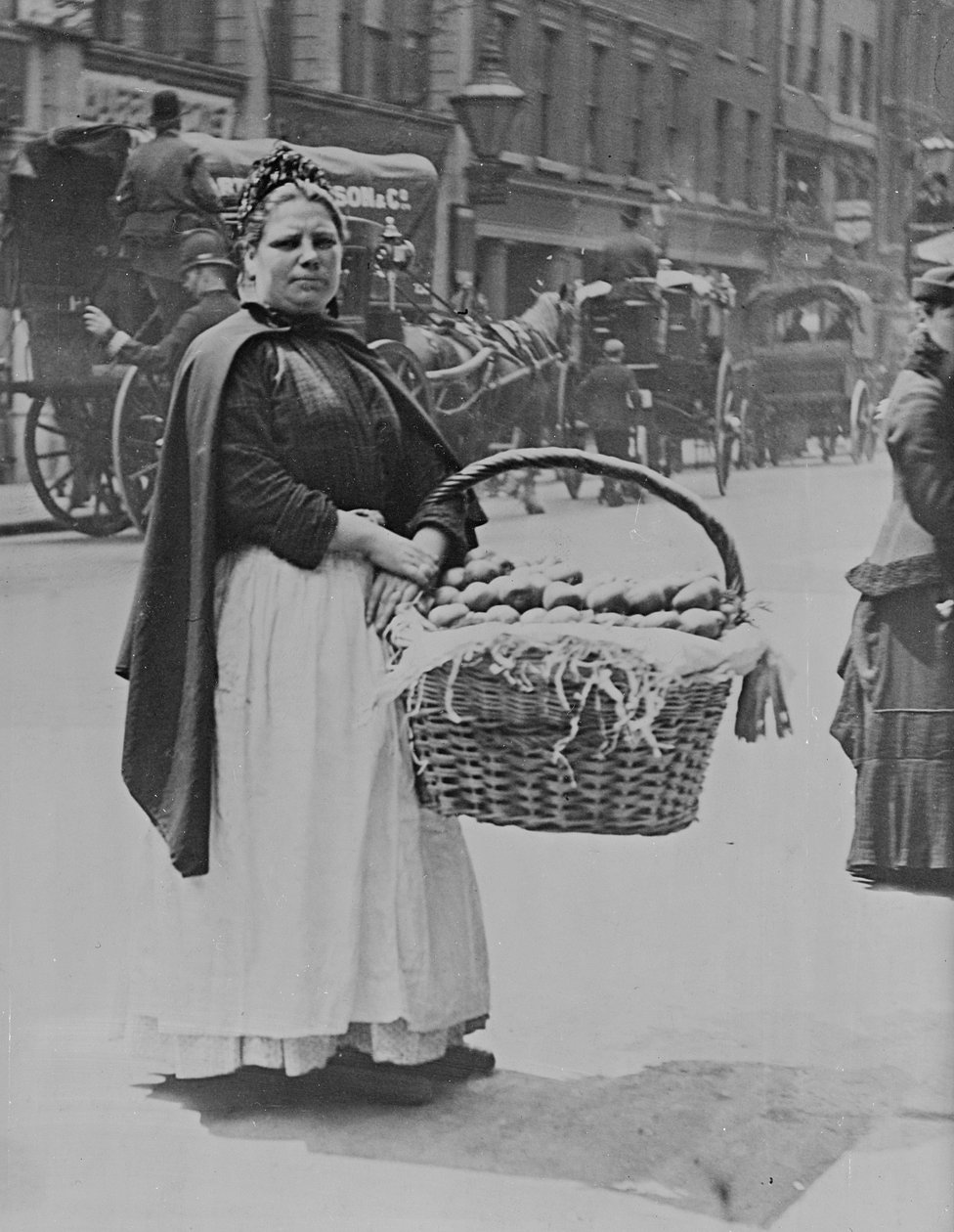 Žena prodavačka brambor v Londýně (viz také 135821) od Paul Martin