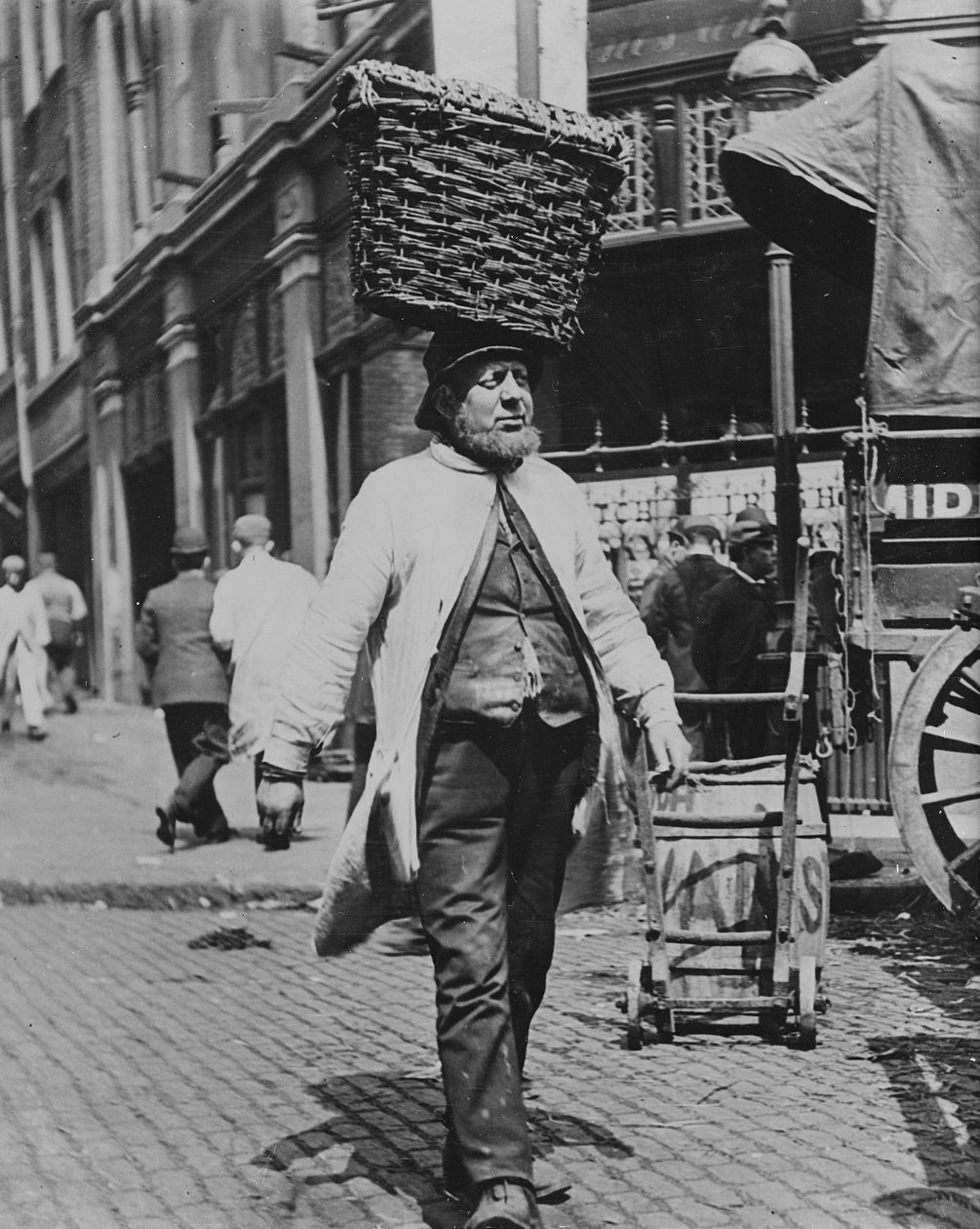 Fish Porters na Billingsgate Market, 1893 (viz také 112438) od Paul Martin