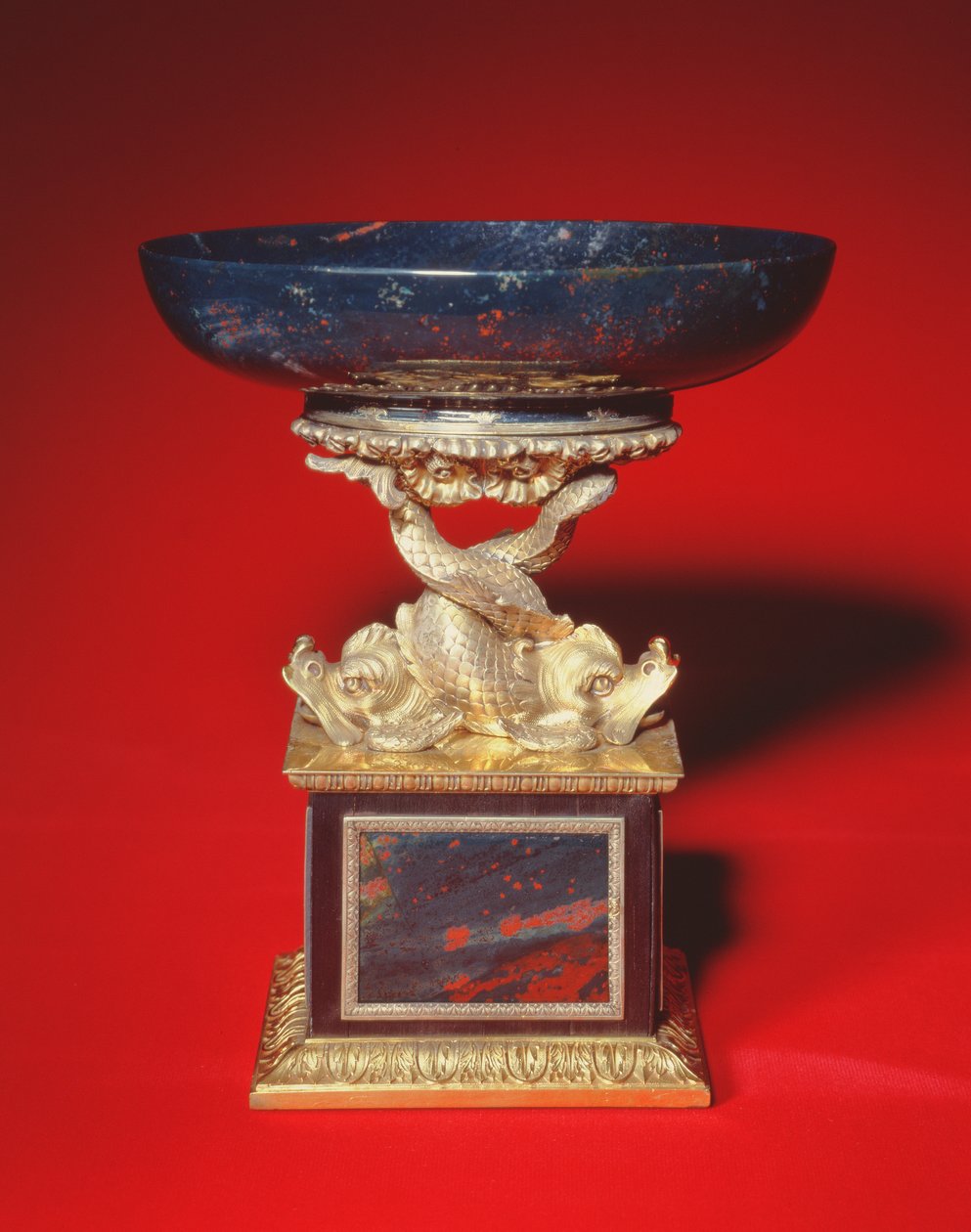 Krvavá mísa a zasazení, 1824 (stříbrné zlacení a krvavé kameny) od Paul Storr
