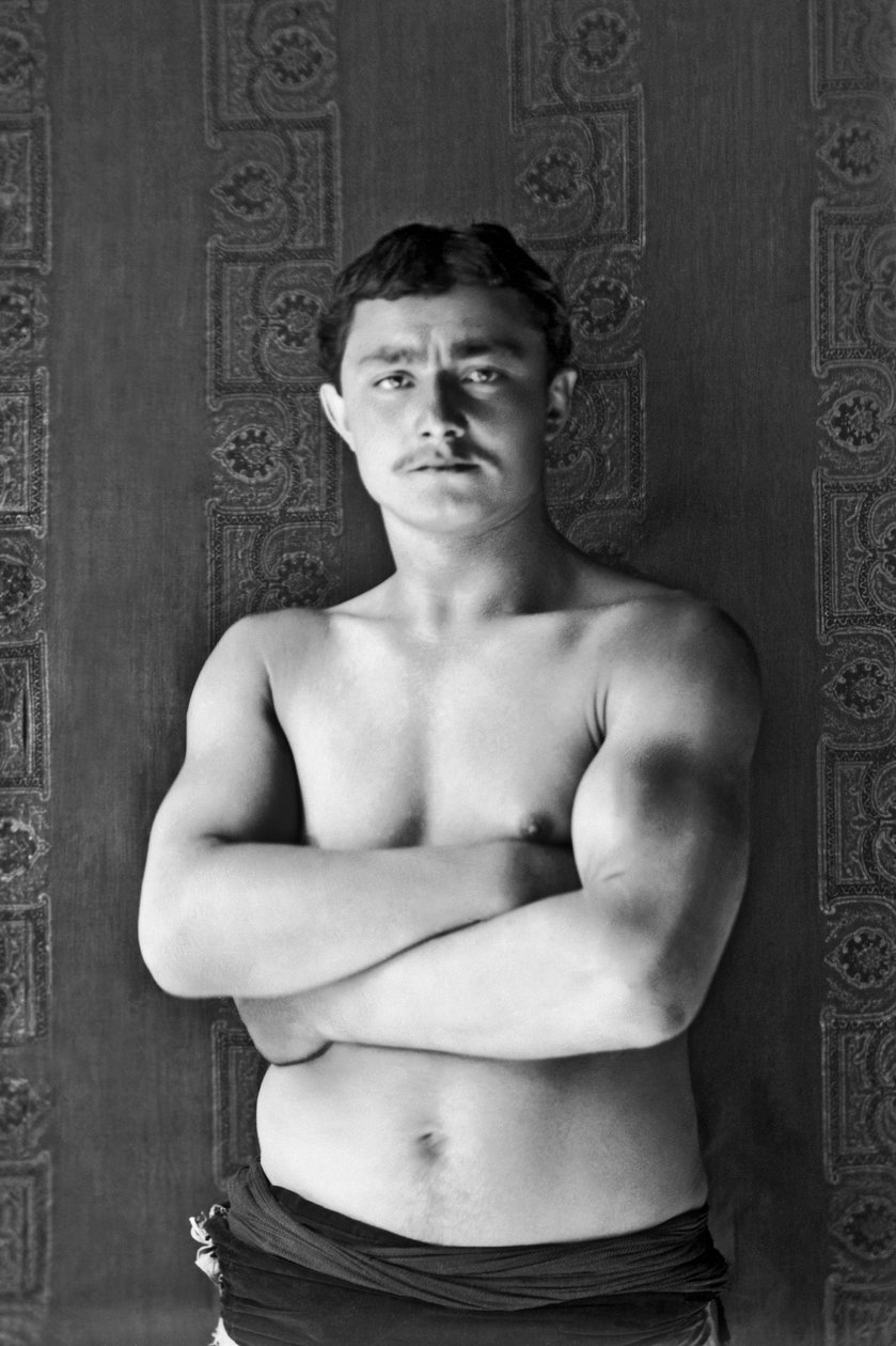 Portrét cestujícího cirkusového zápasníka, procházejícího kolem Andelot Blancheville (Haute Marne). Fotografie, circa 1886, Paul Emile Theodore Ducos (1849-1913). od Paul Emile Theodore Ducos