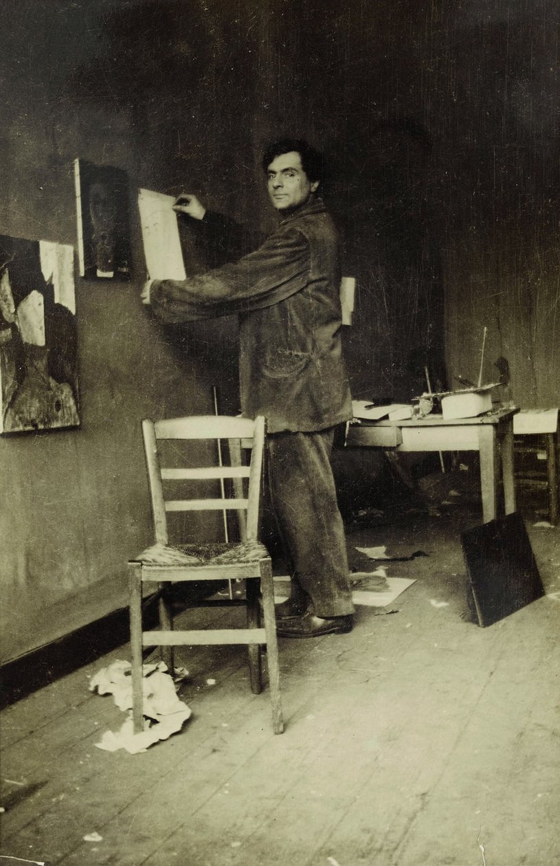 Amedeo Modigliani ve svém ateliéru, kolem roku 1915 (černobílá fotografie) od Paul Guillaume