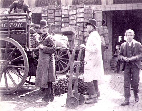 Vykládka na Billingsgate Market od Paul Martin