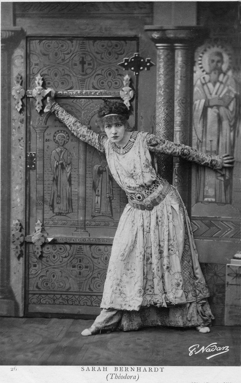 Henriette Rosine Bernard aka Sarah Bernhardt (1844-1923) ve scéně „Théodora“, hra Victoriena Sardoua v roce 1884 (čb foto) od Paul Nadar