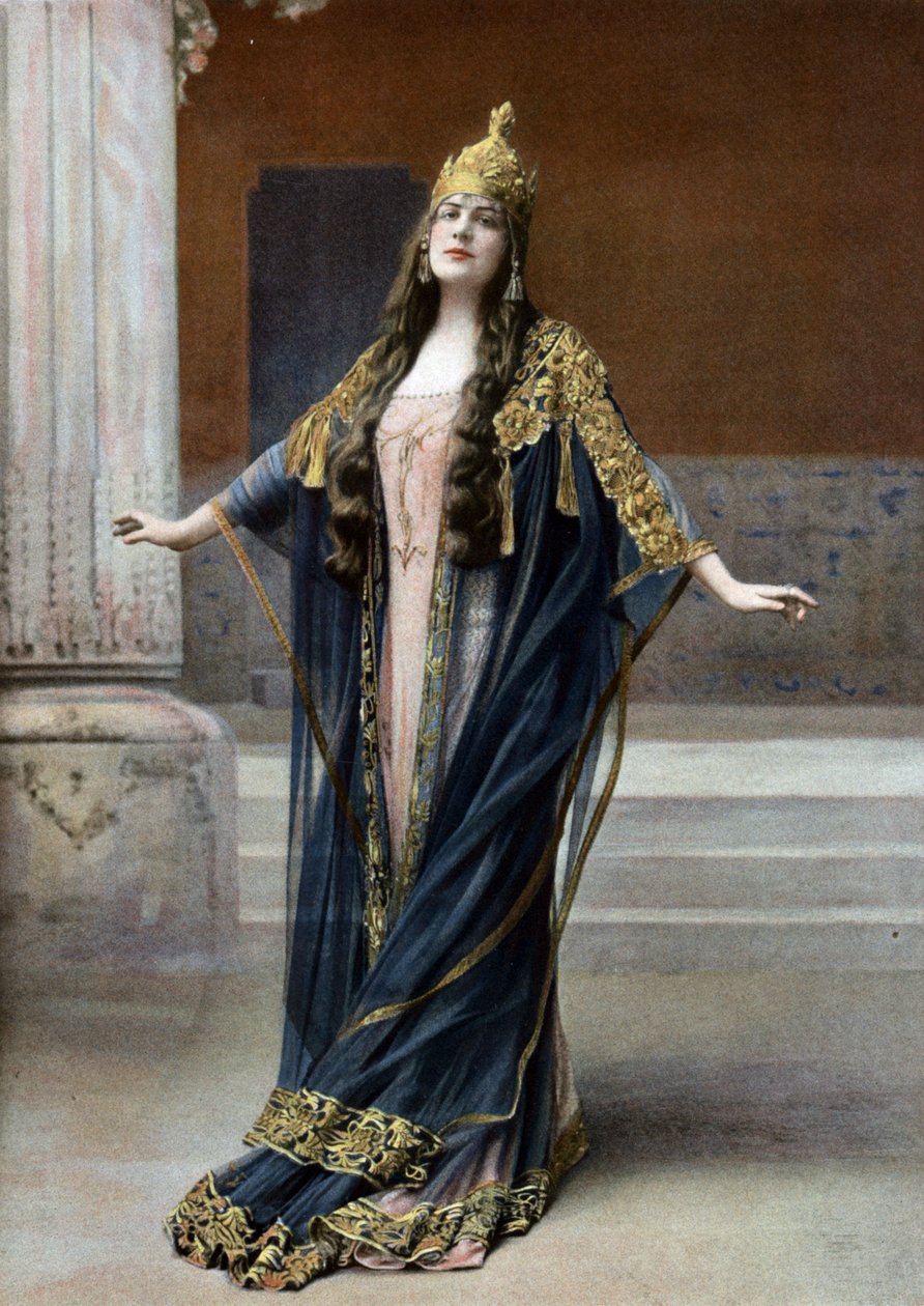 Operní pěvkyně Lucy Arbell (1882-1947) jako královna Amahelli v opeře"Bacchus", Paříž, foto Nadar z francouzského listu "Le Theatre" červenec 1909 od Paul Nadar