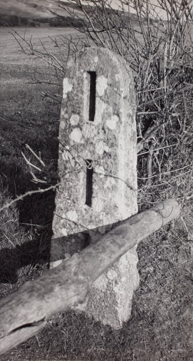 Stone Post od Paul Nash