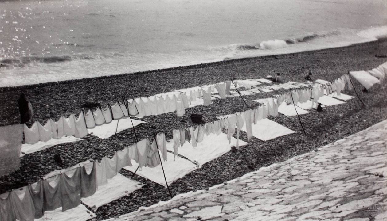 Sušení prádla na pláži, Nice od Paul Nash