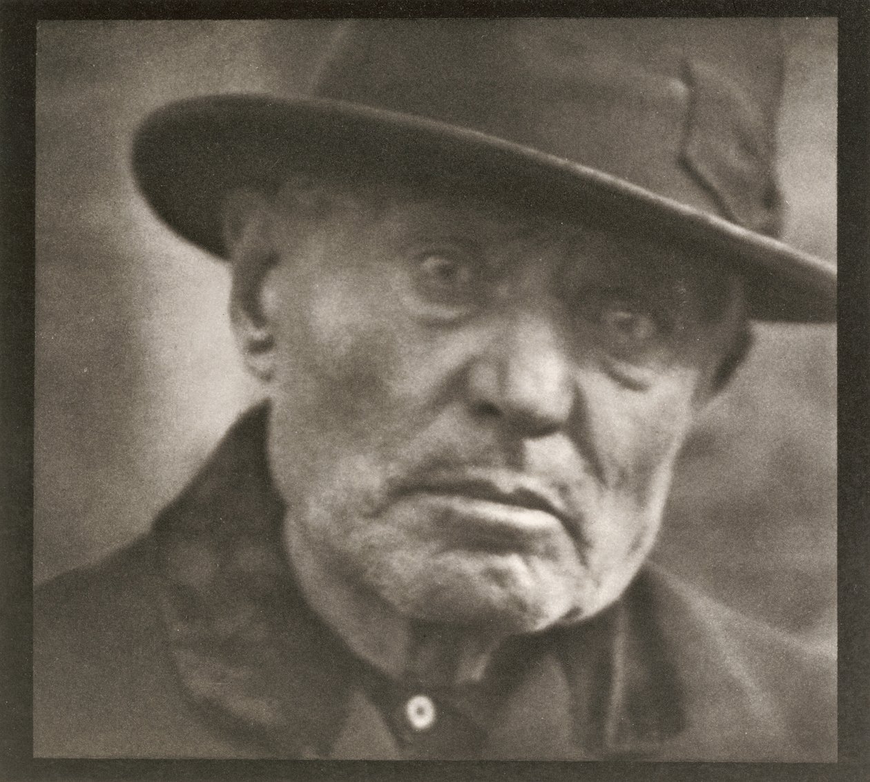 Fotografie - New York [Muž - Five Points Square] od Paul Strand