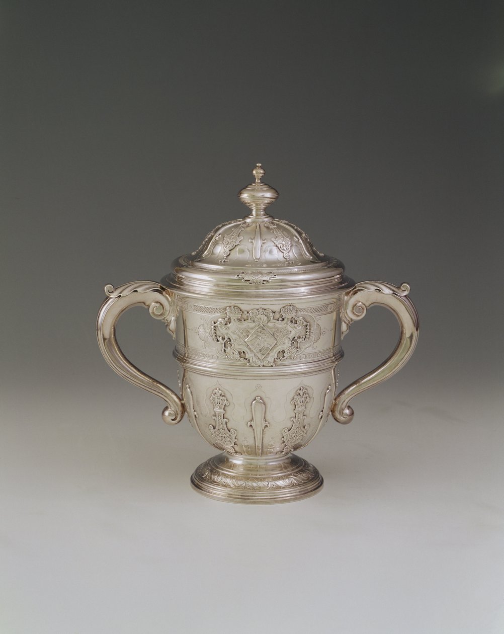 Pohár a víko se dvěma ouškami, 1730-31 od Paul de Lamerie