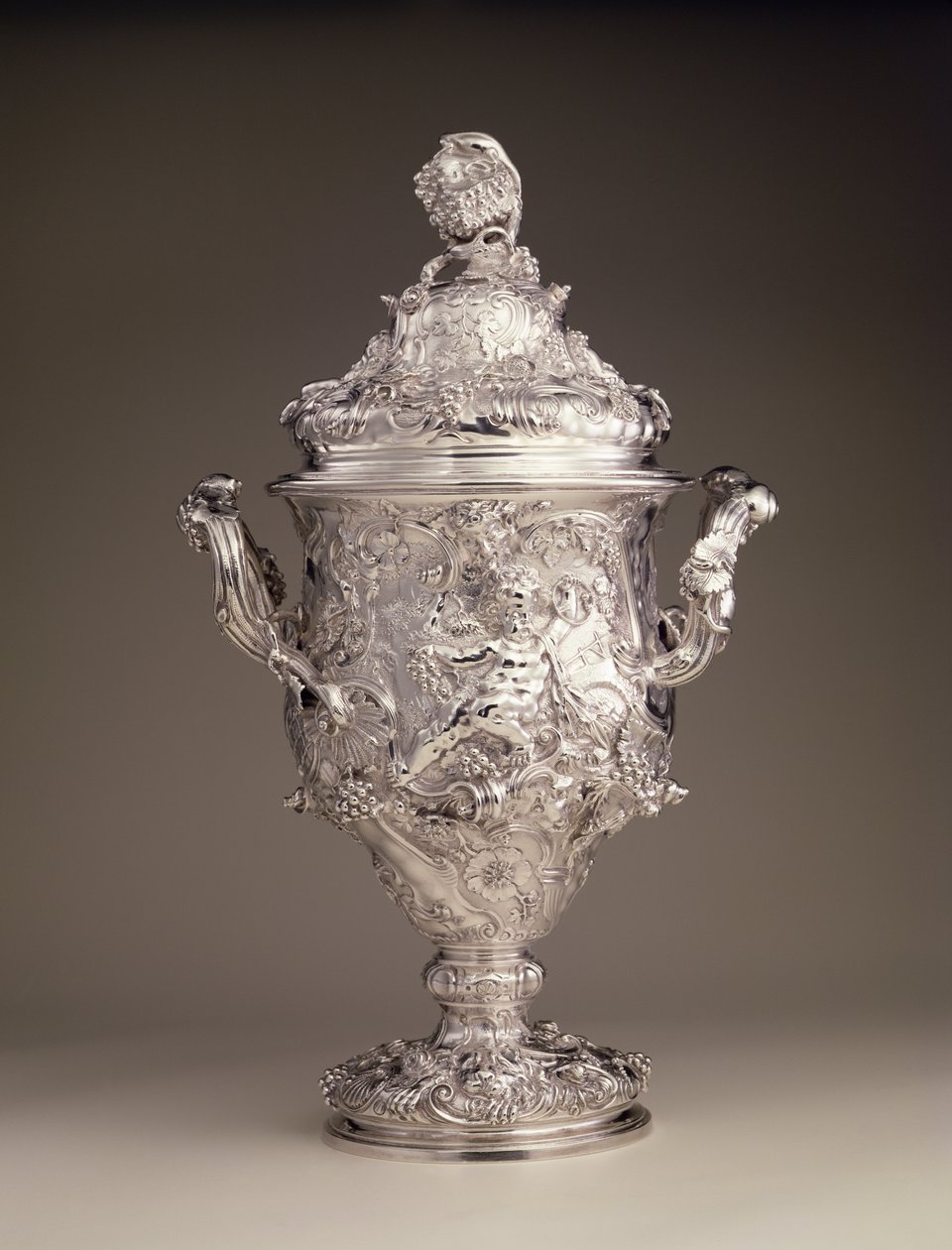Pohár a víko se dvěma uchy, 1742-43 od Paul de Lamerie
