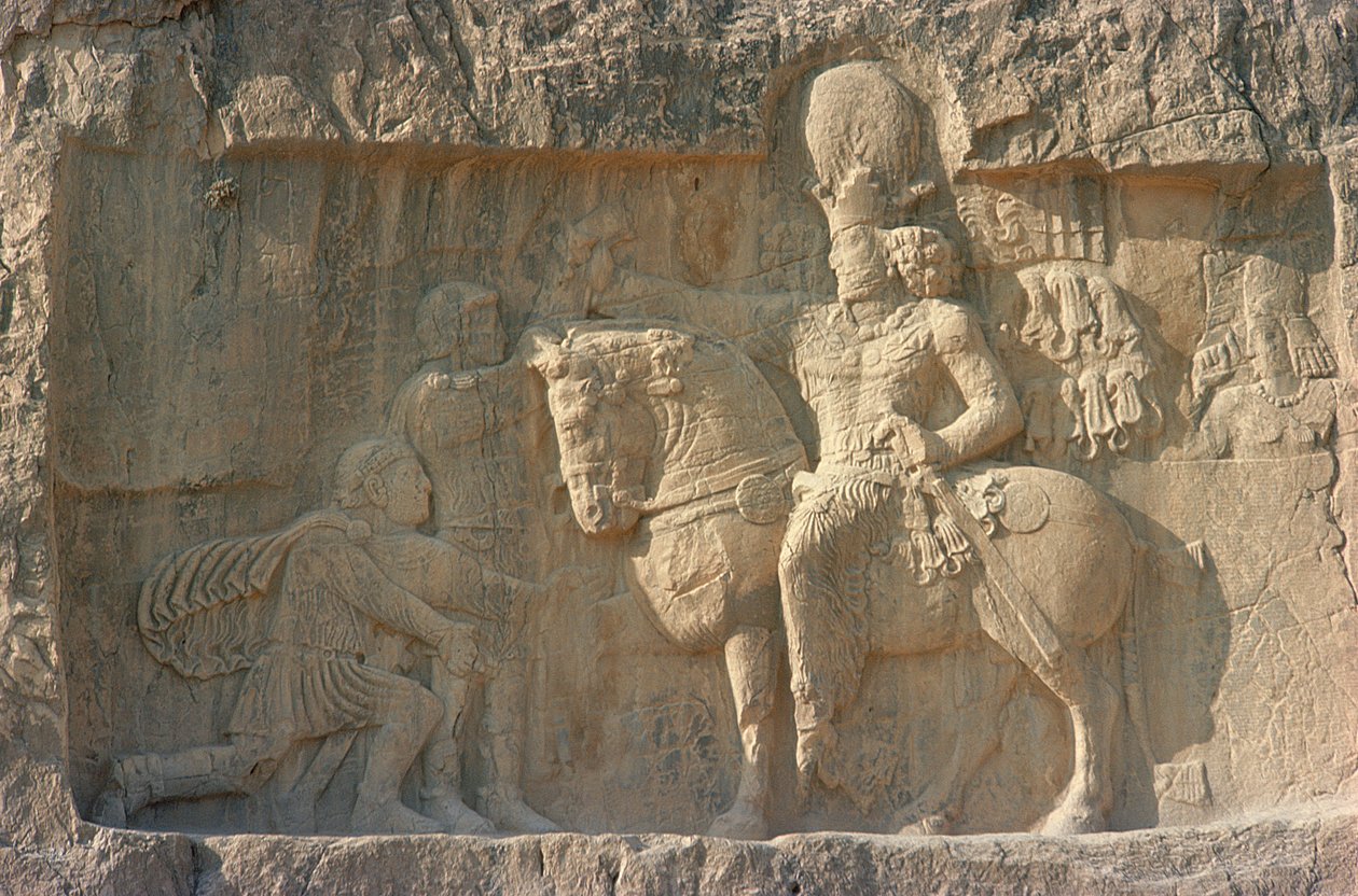 Reliéf zobrazující krále Šapura I. (241–272 n. l.) a římského císaře Valeriana (240–260 n. l.) Sassaniana (vápenec) od Persian