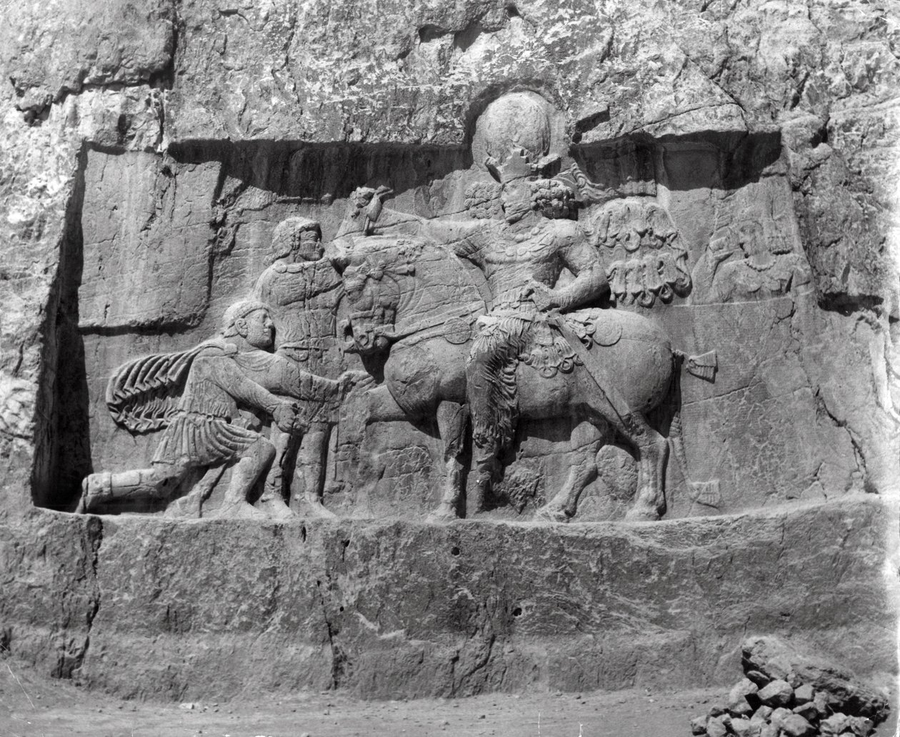 Reliéf zobrazující vítězství krále Šápura I. nad Filipem Arabským a císařem Valeriánem (vápenec) od Persian