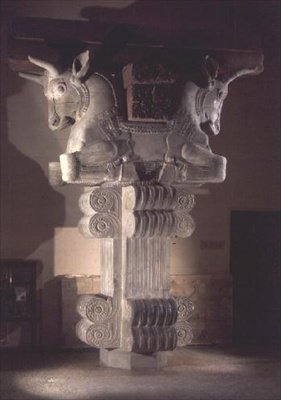00317 Hlavní město v perském stylu ze sloupu v Apadaně, z paláce Dareia Velikého v Susa, Írán, cca 500 př. n. l. (vápenec) (viz také 162697) od Persian School