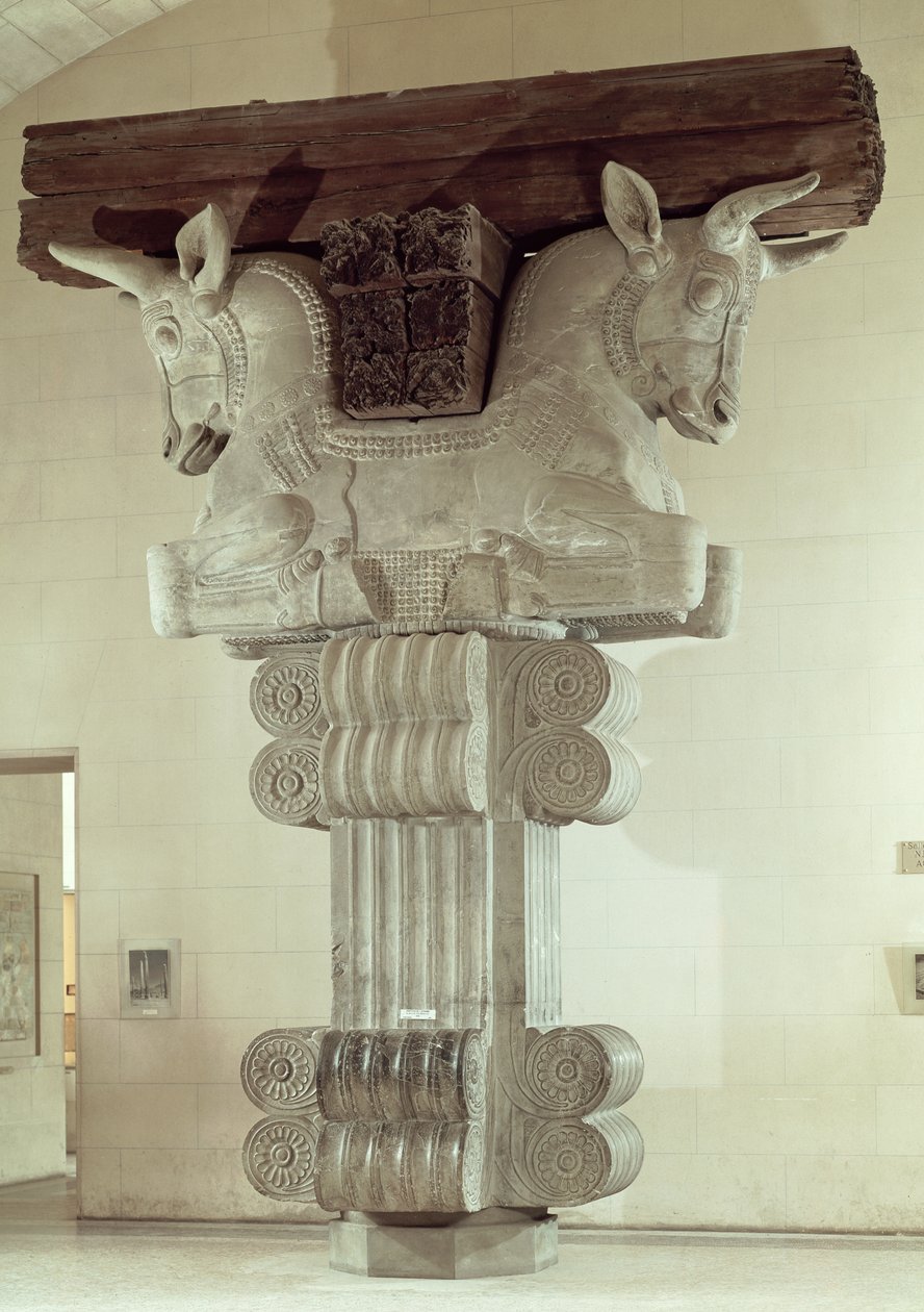 Kapitála v perském stylu ze sloupu v Apadaně, z paláce Dareia Velikého v Súse, Írán, asi 500 př. n. l. (vápenec) (viz také 71508) od Persian School