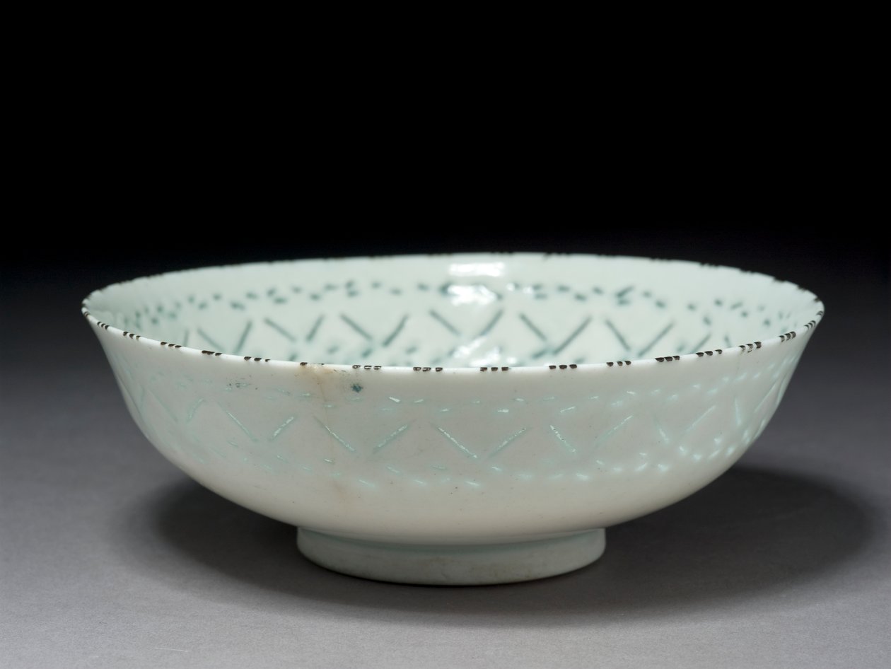 Gombroon Bowl, Írán, safavidské období (kamenná pasta s propichovaným zdobením a černou podglazurou) od Persian School