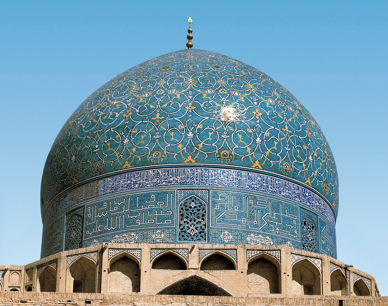 Perská architektura (Safavid): kupole královské mešity (nebo Masjid I-Shah): detail keramiky od vchodu. 1612-1630. Isfahan (Isfahan nebo Espahan, Esfahan), Írán. od Persian School