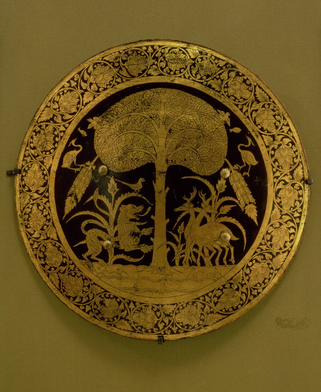 Talíř s okrajem stylizovaných květin obklopující scénu exotických zvířat pod rozložitým stromem (zlacený bronz) od Persian School