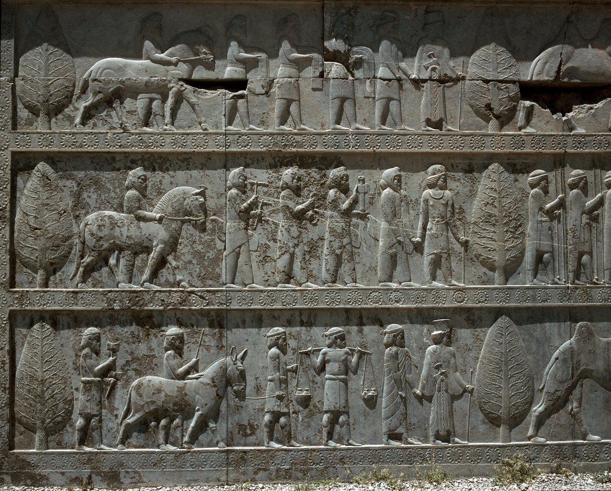 Submisivní národy nabízejí dary Dariovi I. Reliéfy východního schodiště Apadany, 6. století př. Kr. od Persian School