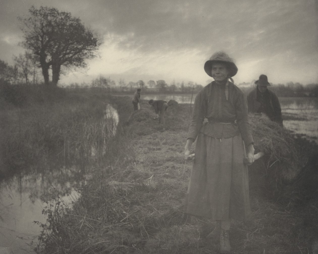 Poling the Marsh Hay, 1886. Tvůrci: Dr. Peter Henry Emerson, Thomas Frederick Goodall. od Peter Henry Emerson, Thomas Frederick Goodall