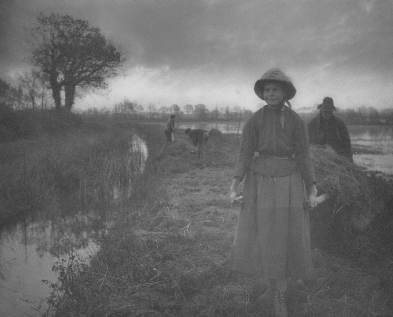Poling the Marsh Hay od Peter Henry Emerson