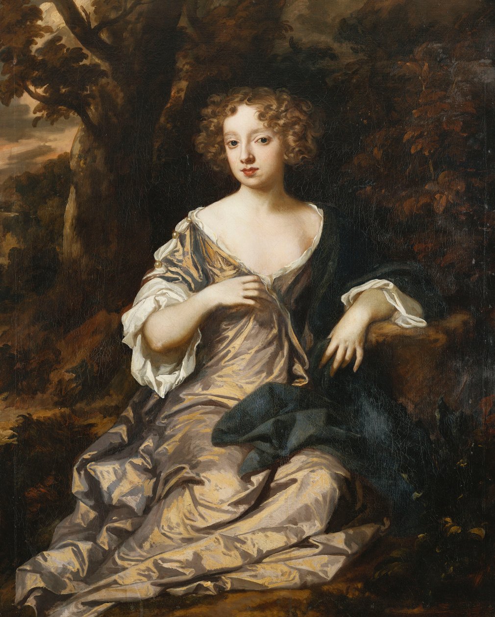 Portrét dámy sedící po celé délce v zalesněné krajině ve fialových hedvábných šatech s bílými rukávy a ozdobami, od Peter Lely
