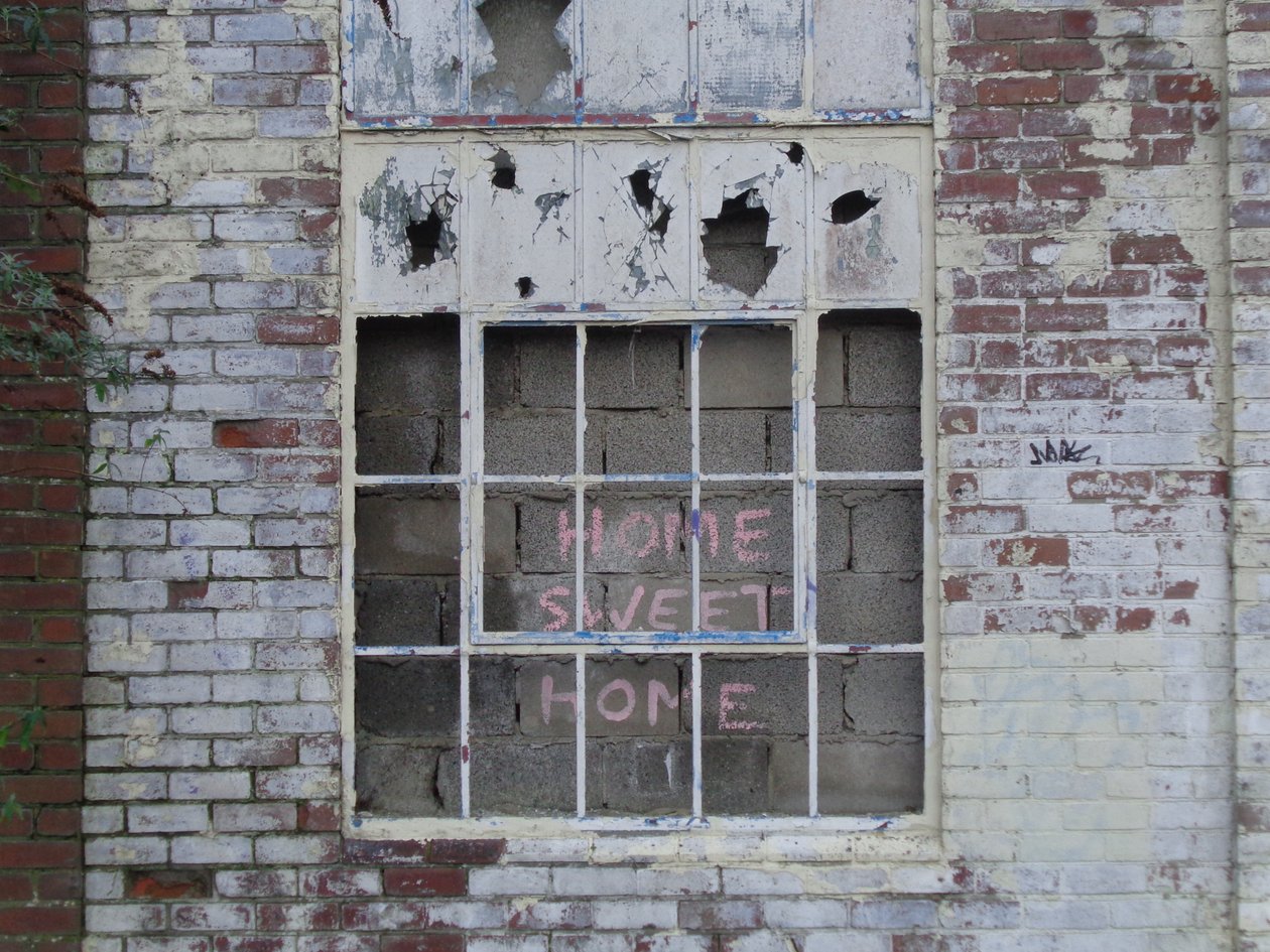 NEWCASTLE HOME-SWEET-HOME, 2016, (FOTOGRAFIE) od Peter McClure