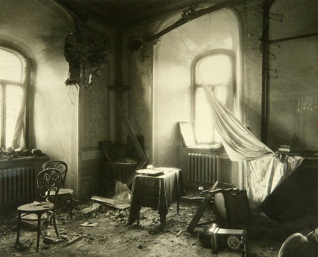 Ruská revoluce 1917: Interiér Čudovského kláštera v moskevském Kremlu po bombardování v listopadu 1917. Fotografie Pjotra Petroviče Pavlova (1860-1925) od Petr Petrovich Pavlov