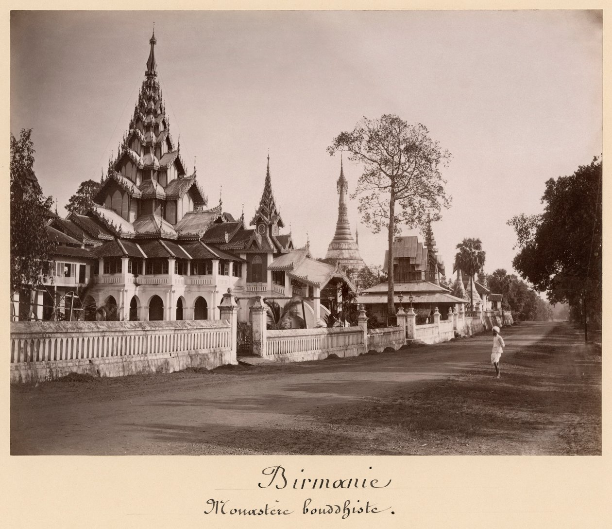 Wayzayanda klášter a pagody v Moulmein, Barma, kolem roku 1890 (tisk alba) od Philip Adolphe Klier