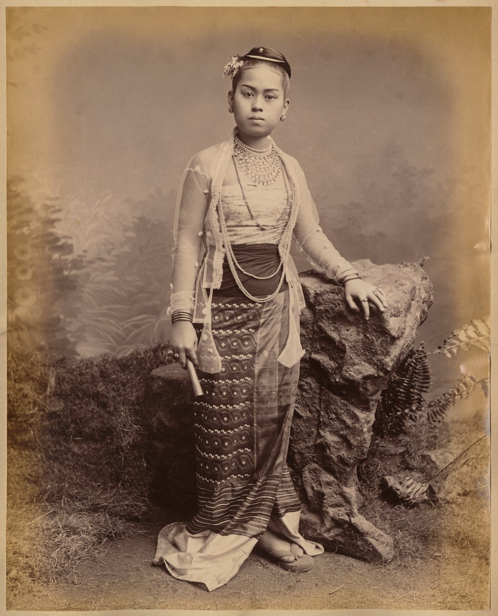 Mladá barmská dívka, asi 1875 (albumenový tisk) od Philip Adolphe Klier