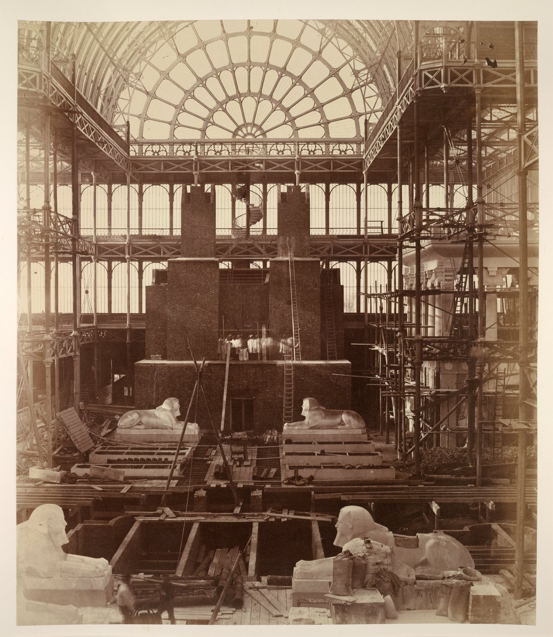Přípravy na vztyčení kolosů Abu Simbel, Crystal Palace, z 