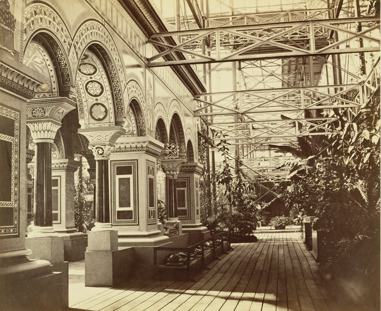 Sydenham: Crystal Palace, vchod do byzantského dvora, 1854 od Philip Henry Delamotte
