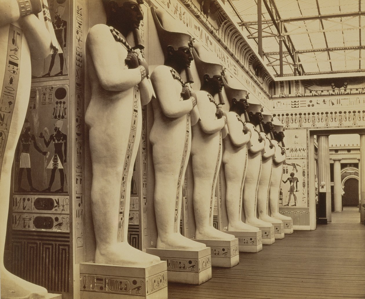 Egyptský dvůr a fasáda sálu Kolosů, Crystal Palace, Sydenham, 1854 od Philip Henry Delamotte