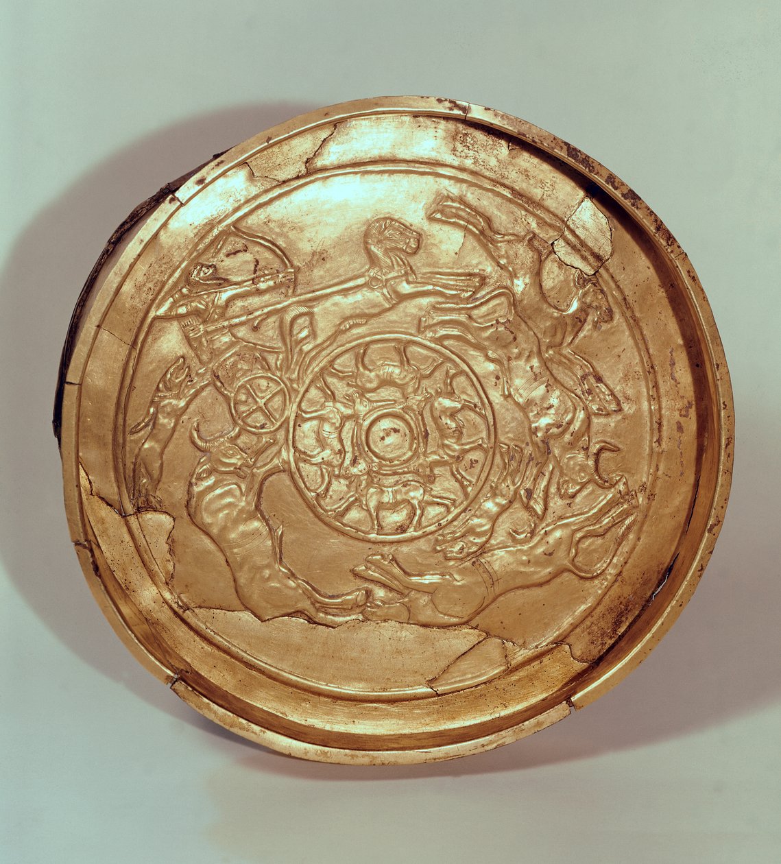 Miska s loveckou scénou, z Ras Shamra, Ugarit, cca 1250-1150 př.nl (zlato) od Phoenician