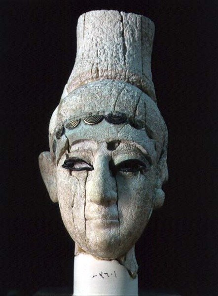 Hlava prince nebo princezny z Ugaritu (viz také 110899 a 200008) od Phoenician