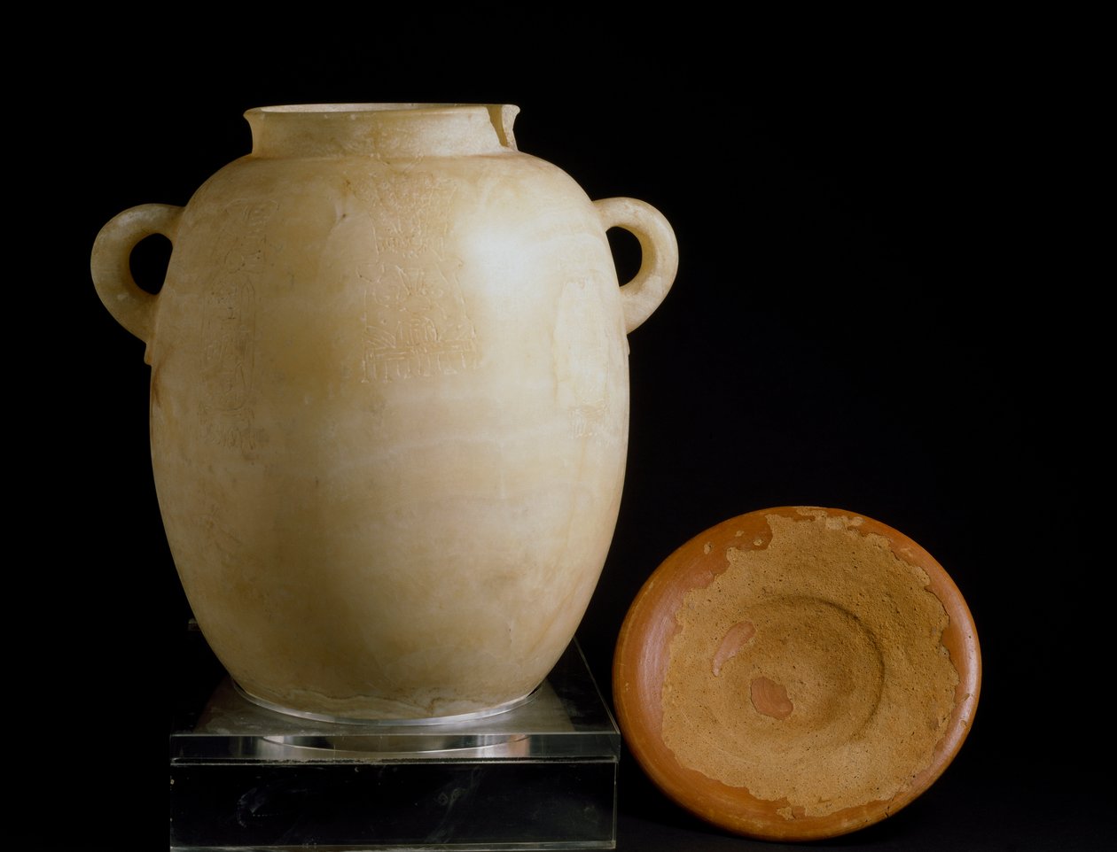 Fénická civilizace: alabastrová urna a hliněný talíř z lokality Laurita. 7. století před naším letopočtem. Museo Arqueologico, Granada, Španělsko od Phoenician
