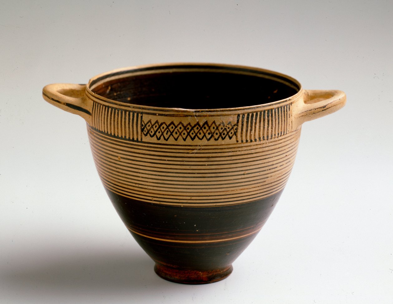 Fénické umění: typ Kotyl řezaný v malované hlíně. Od Lauritia (Almunecar ve Španělsku) Dim. 8x9,2 cm Granada, archeologické muzeum od Phoenician Phoenician