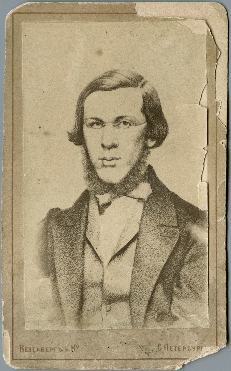 Nikolaj Alexandrovič Dobroljubov 1836-1861, mezi 1865 a 1900 od Photo studio Wesenberg