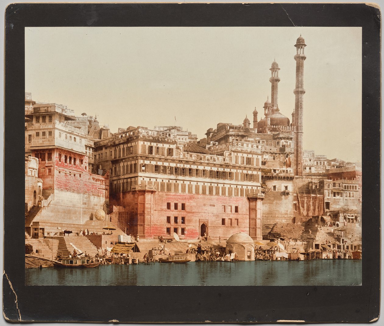 Indie. Benares. Aurangzebova mešita podle fotografie Dr. Kurta Boecka od Photoglob Co. (Zurich, active c. 1890 1910)