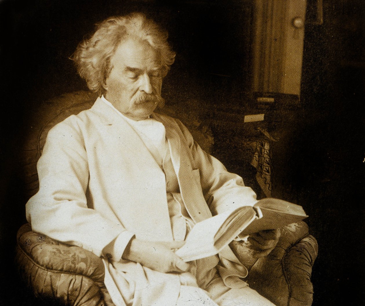 Mark Twain (Samuel Langhorne Clemens 1835-1910) americký spisovatel, zde čtení, c; 1910 od Photographer American