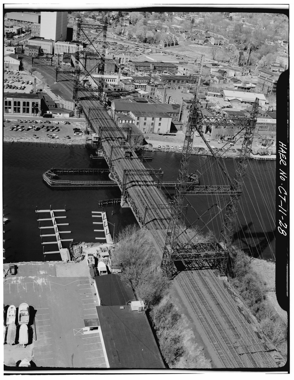 Most přes řeku Norwalk, Norwalk, Connecticut (čb fotografie) od Photographer American