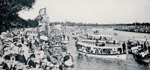 „Henley on the Yarra“, Melbourne, Victoria, kolem roku 1904, z „Under the Southern Cross - Glimpses of Australia“, vydané Ministerstvem zahraničních věcí, Melbourne od Photographer Australian