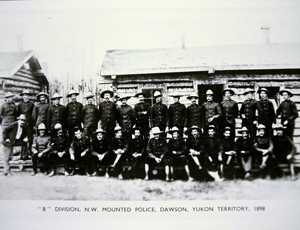 Divize Severozápadní jízdní policie „B“ v Dawsonu, teritorium Yukon, během zlaté horečky v roce 1898 (černobílá fotografie) od Photographer Canadian