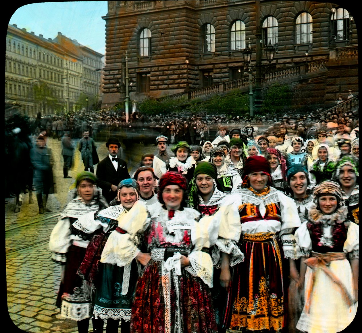 Mladé ženy v národních krojích, Václavské náměstí, Praha, Československo, cca 1921 (foto) od Photographer Czech
