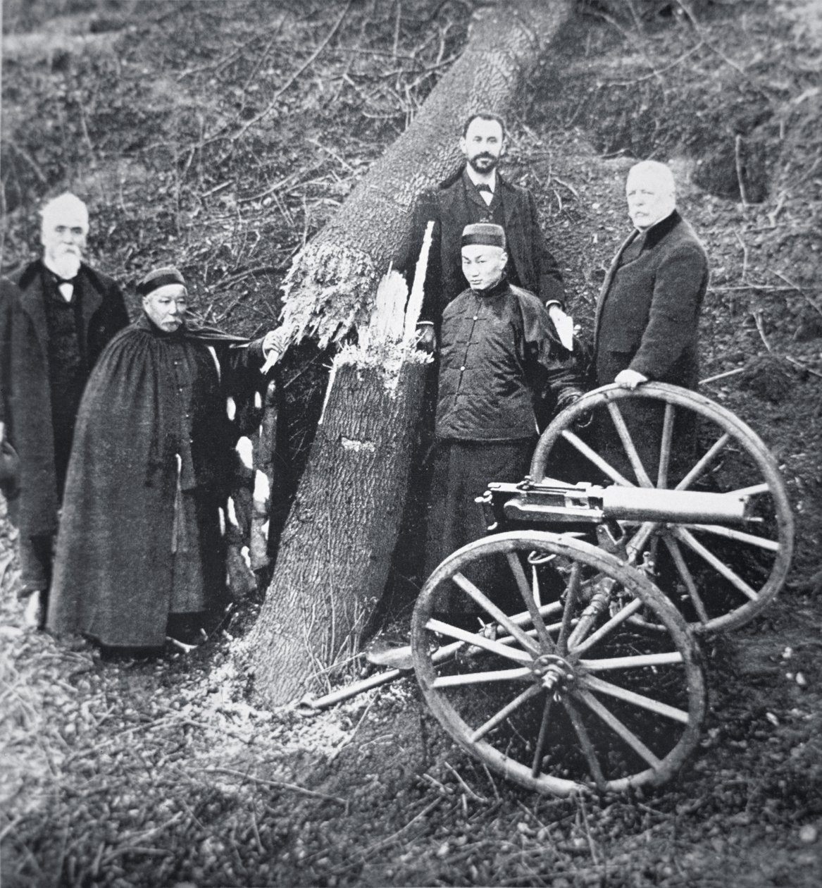 Hiram Maxim demonstruje sílu své zbraně čínským vládním úředníkům (černobílá fotografie) od Photographer English