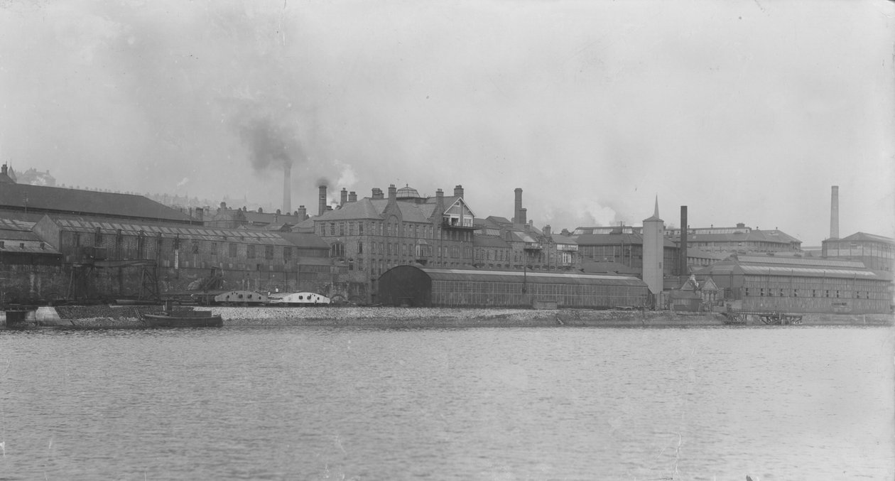Pohled na strojírnu a centrálu, Elswick Works, Newcastle upon Tyne (černobílá fotografie) od Photographer English