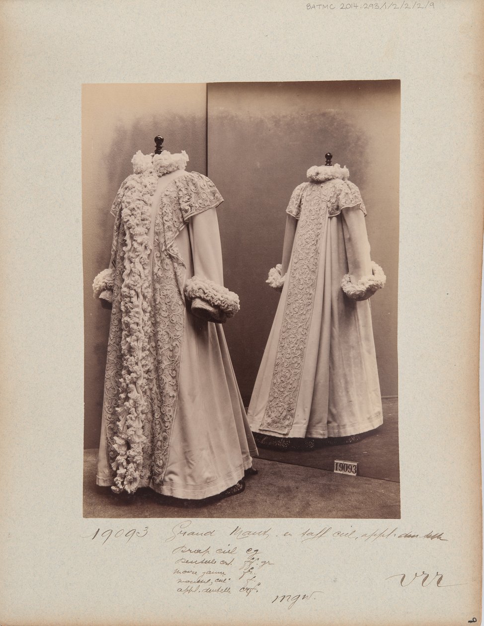 Stránka alba: House of Worth, Coat (Grand Manteau) od Photographer French