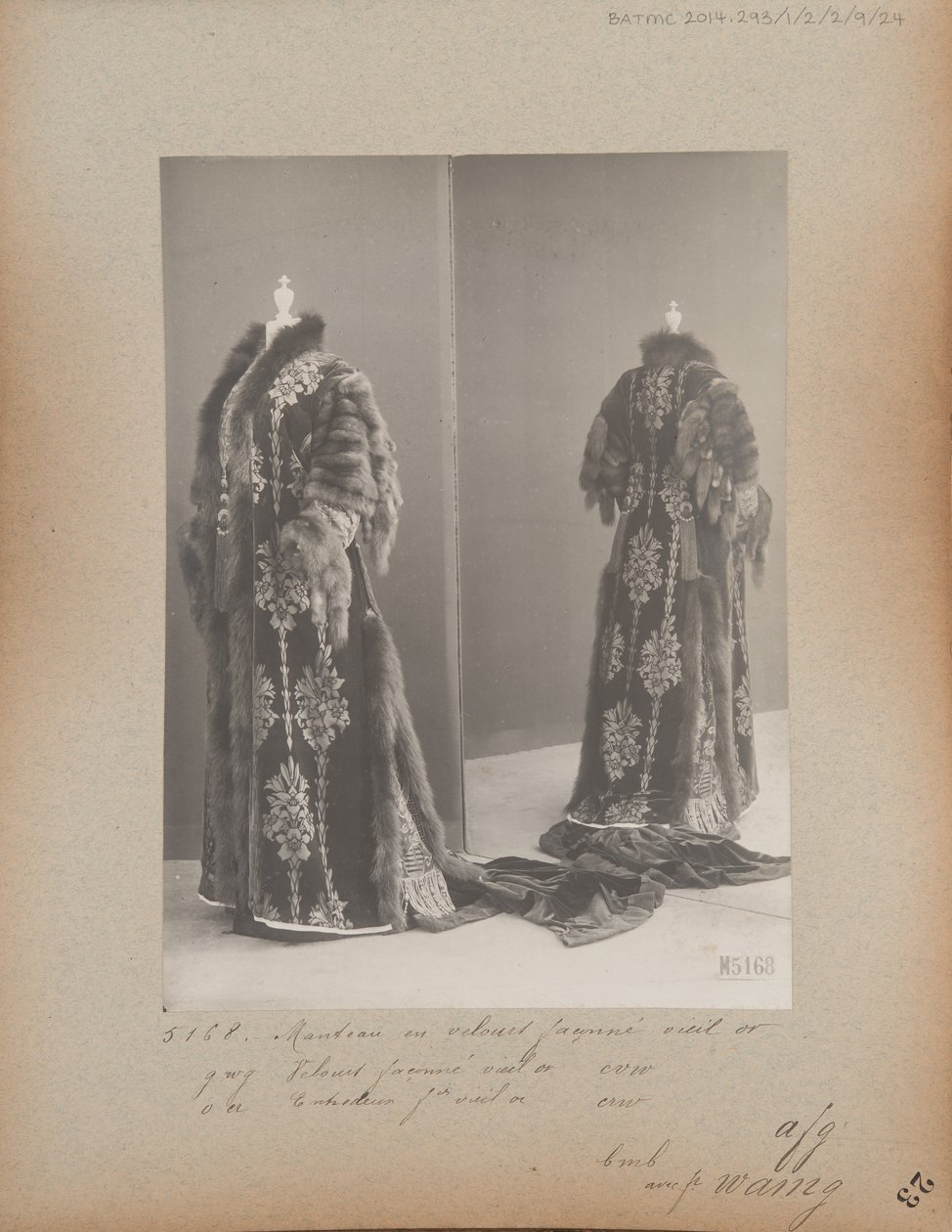 Stránka alba: House of Worth, Evening Coat od Photographer French
