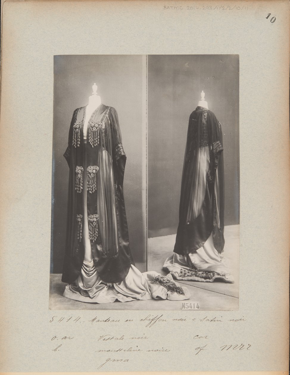 Stránka alba: House of Worth, Evening Mantle od Photographer French