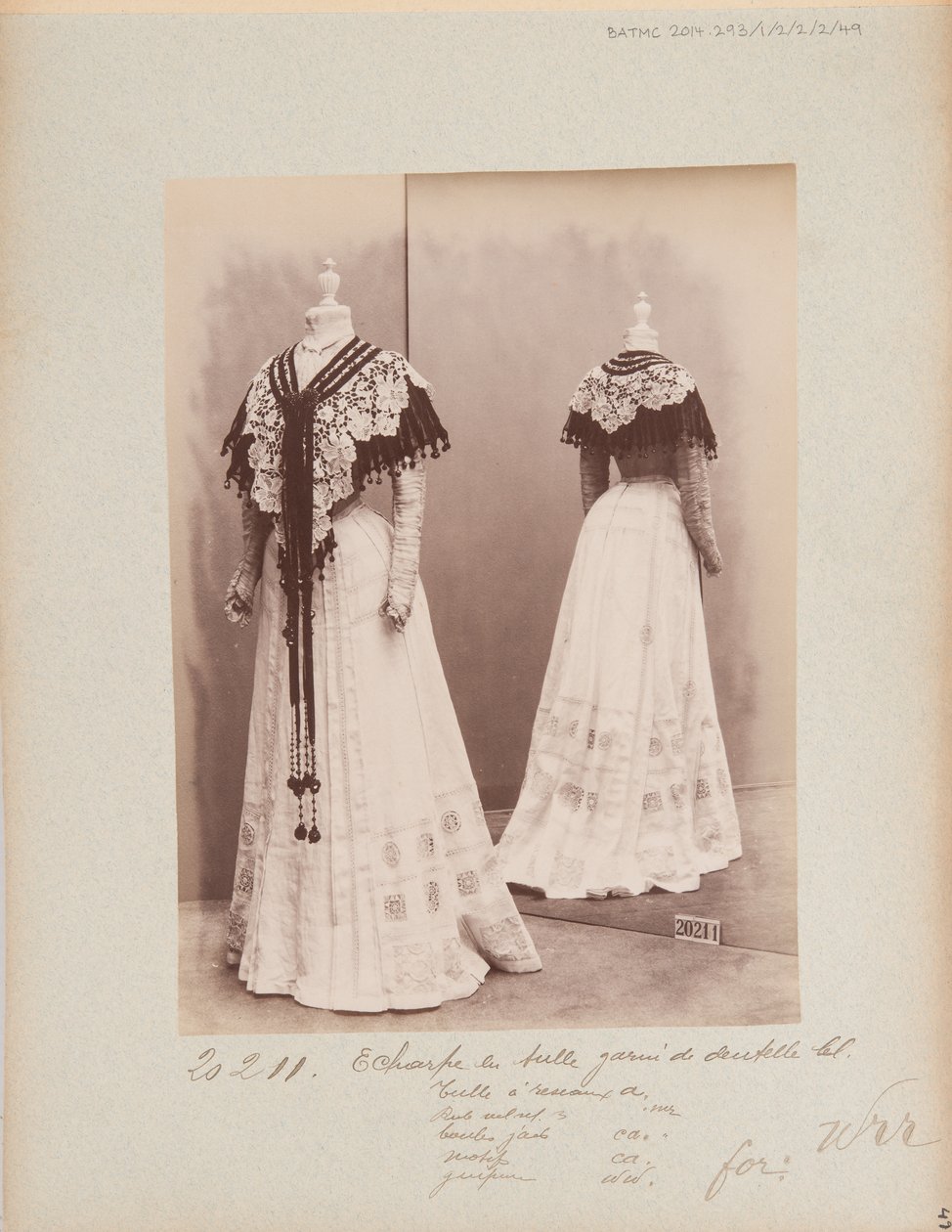Stránka alba: House of Worth, Shoulder Cape od Photographer French